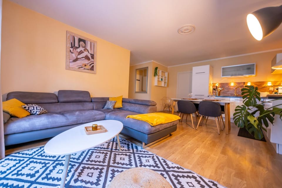 Kitchen or kitchenette, Living room, Seating area, Dining area