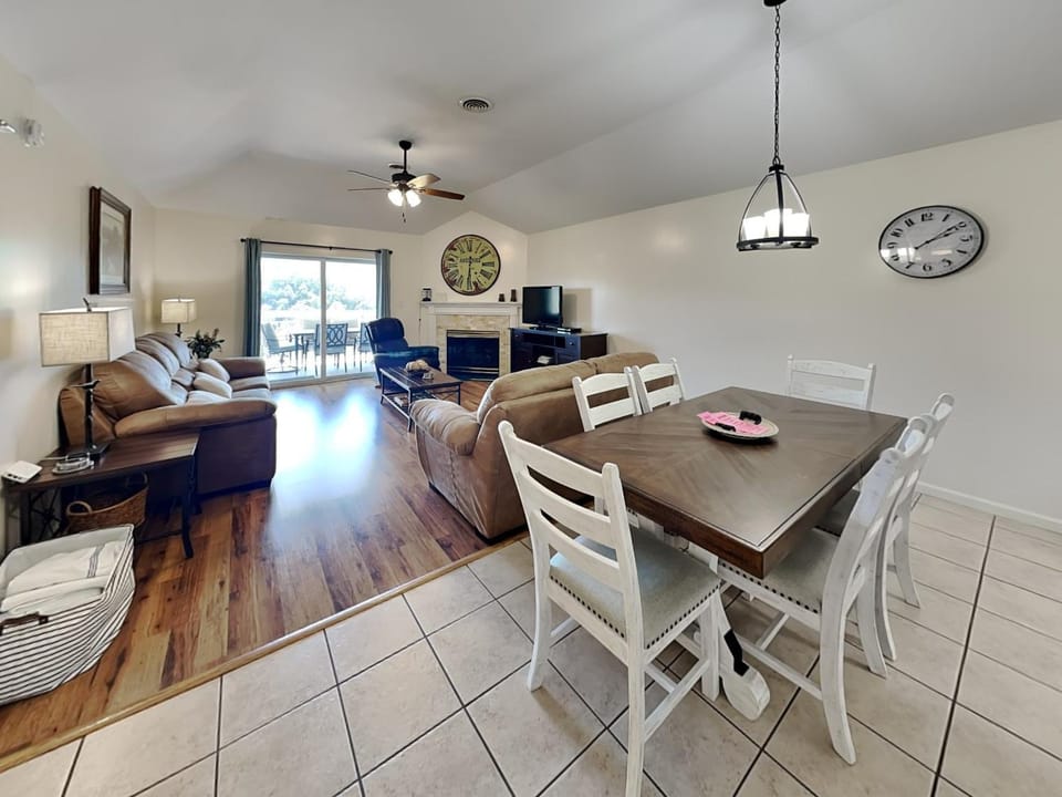 TV and multimedia, Balcony/Terrace, Living room, Seating area, Dining area, fireplace, furniture