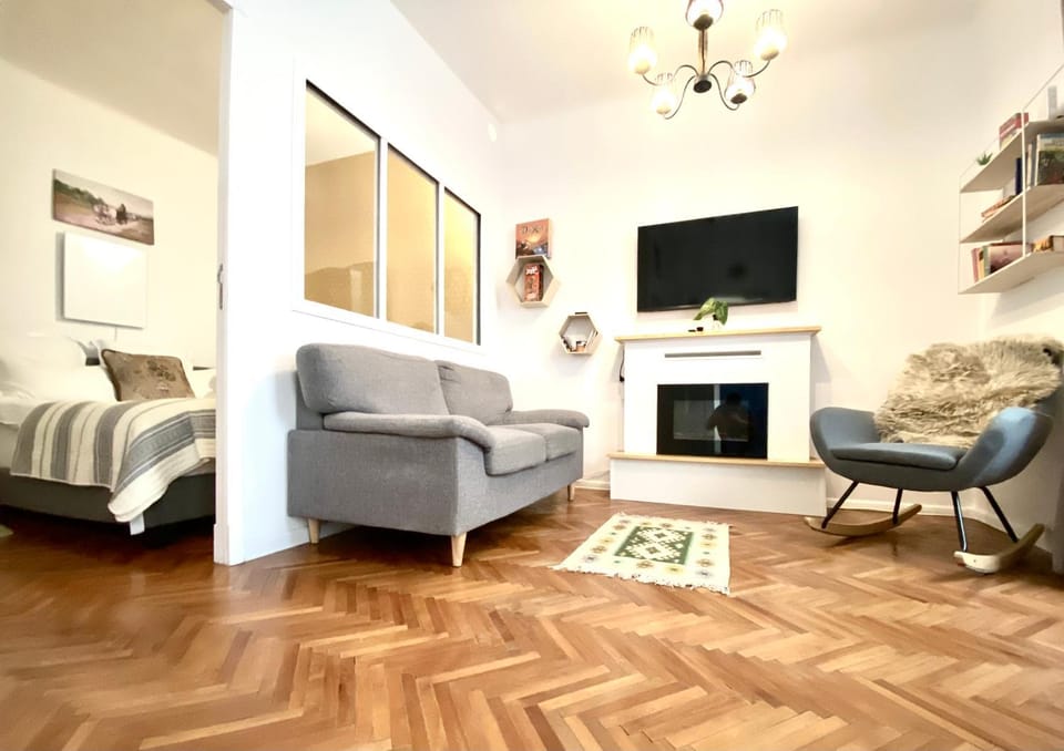 Bed, Seating area