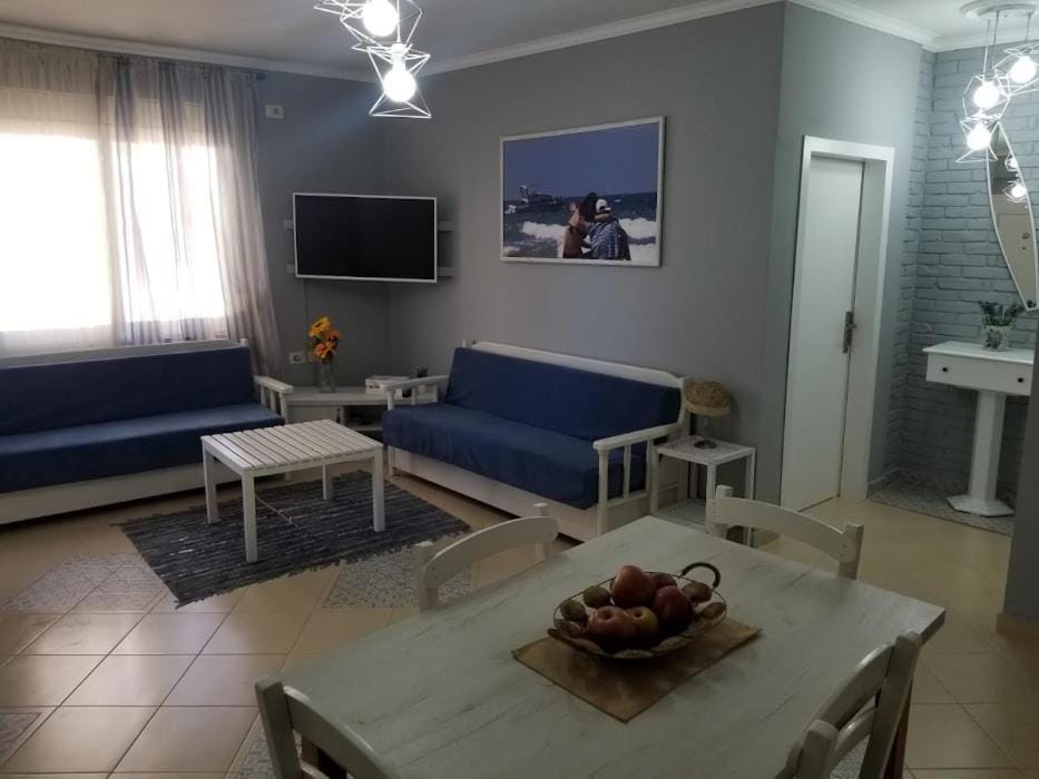 TV and multimedia, Living room, Seating area, Dining area