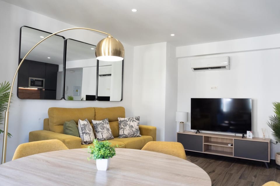 Communal lounge/ TV room, TV and multimedia, Living room, Seating area, Evening entertainment, air conditioner
