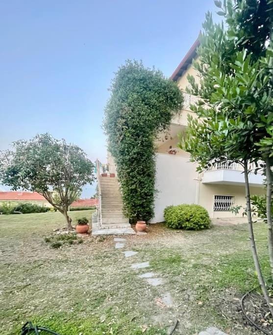 Property building, Natural landscape, Garden, Garden, Garden view