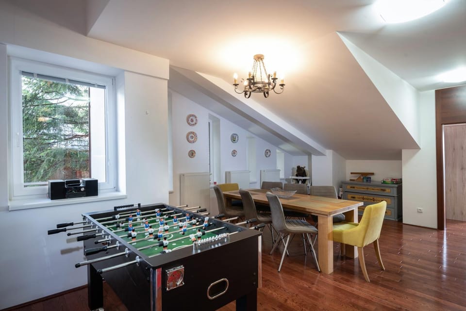 Dining area, Entertainment