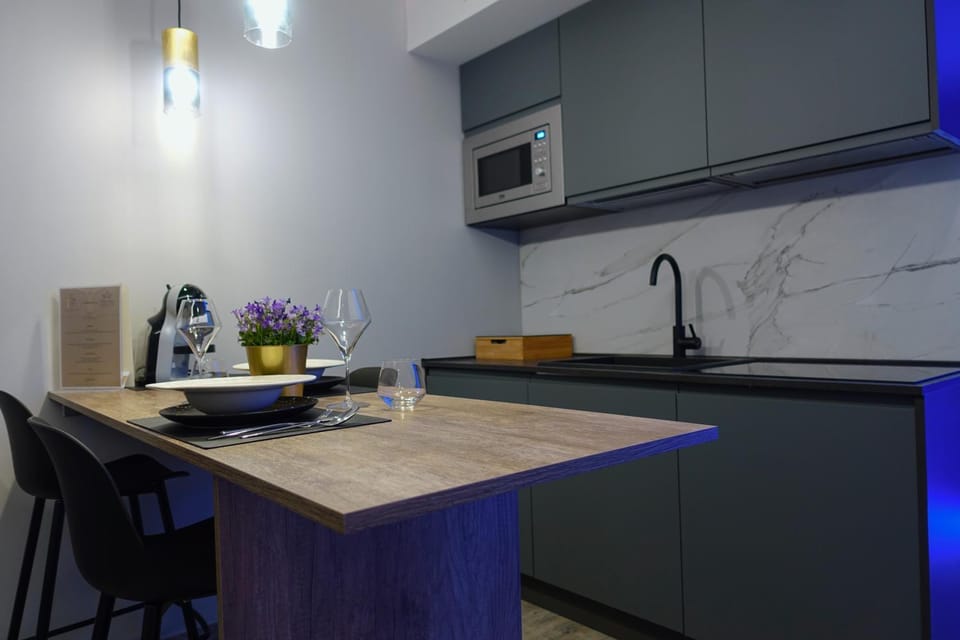 Kitchen or kitchenette, Dining area, minibar, stove