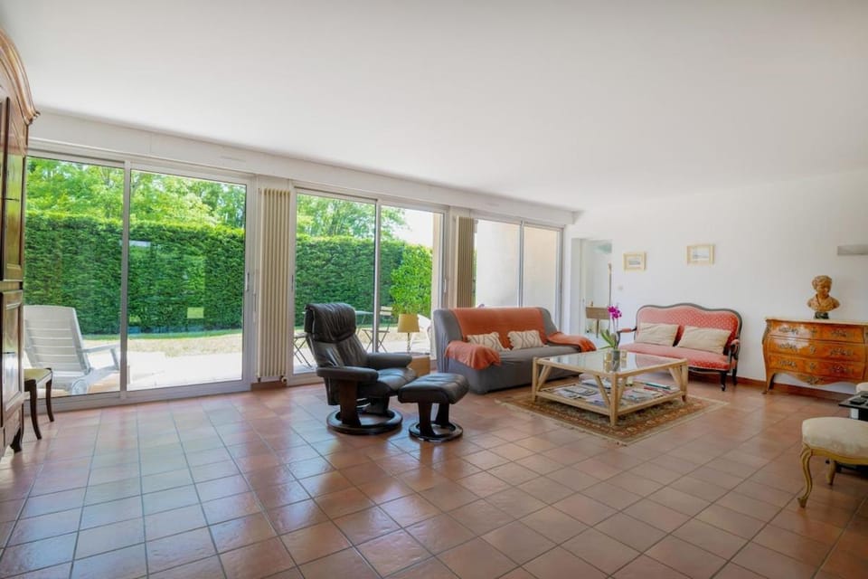 Patio, Living room