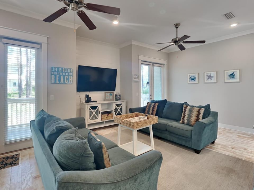 TV and multimedia, Living room, Seating area, furniture