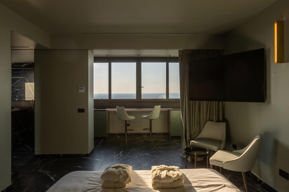 Bed, TV and multimedia, Living room, Photo of the whole room, Seating area, Bedroom, towels