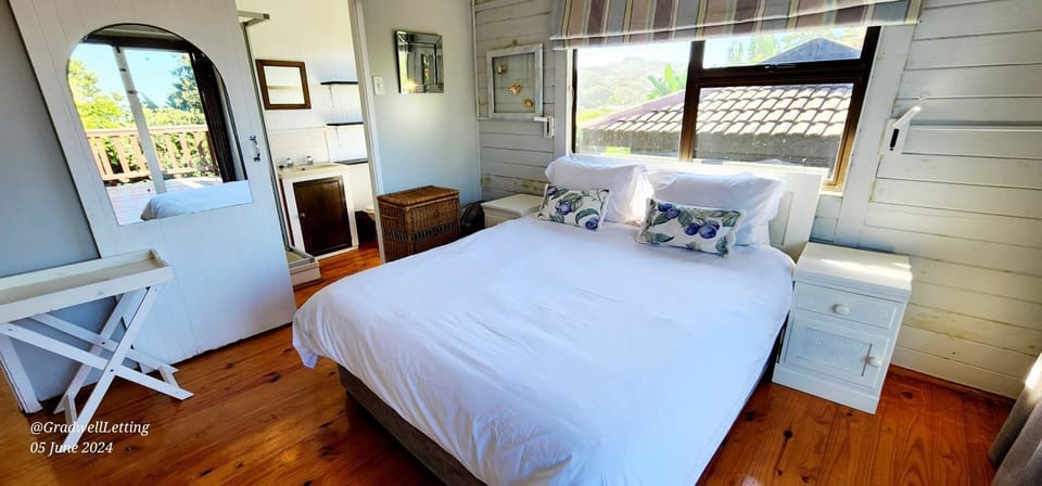 Bed, TV and multimedia, Bedroom