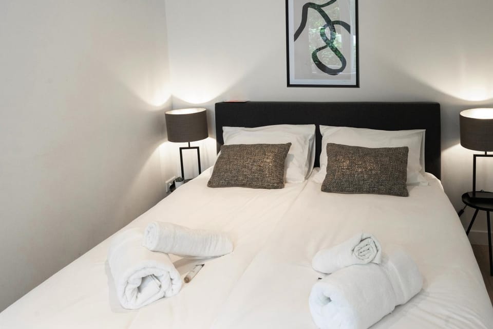 Bed, towels