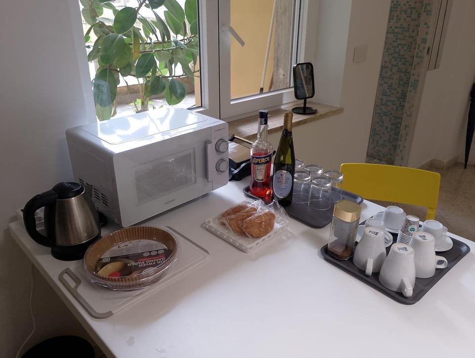 Kitchen or kitchenette, Food and drinks, Breakfast, toaster