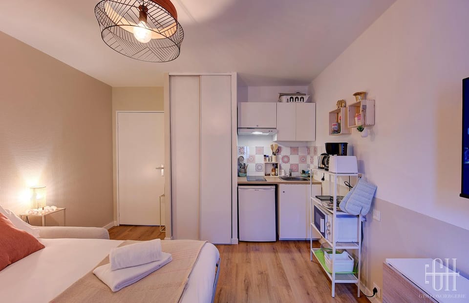 Bed, Kitchen or kitchenette, Dining area