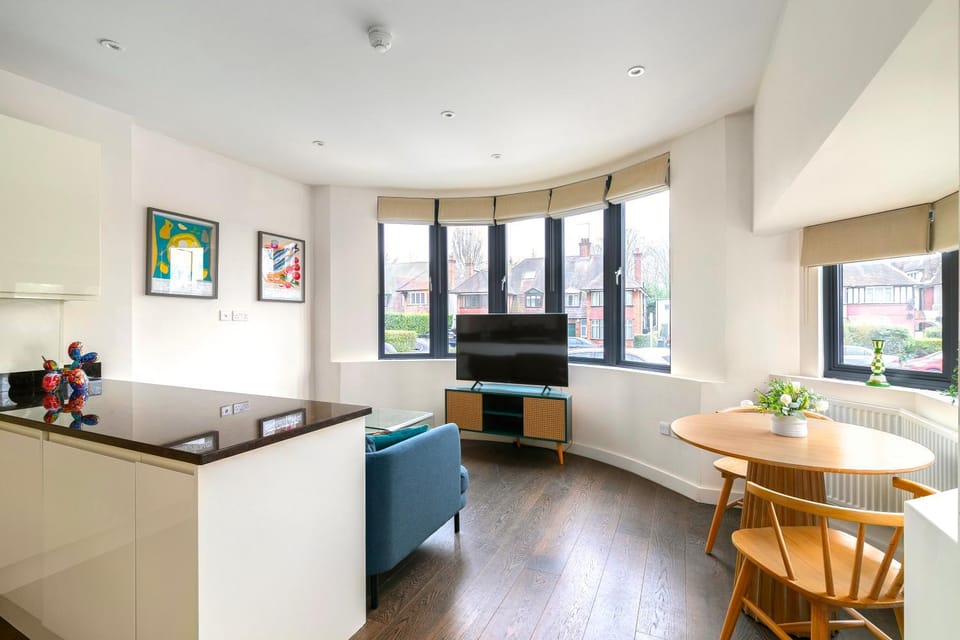 TV and multimedia, Kitchen or kitchenette, Living room, Seating area