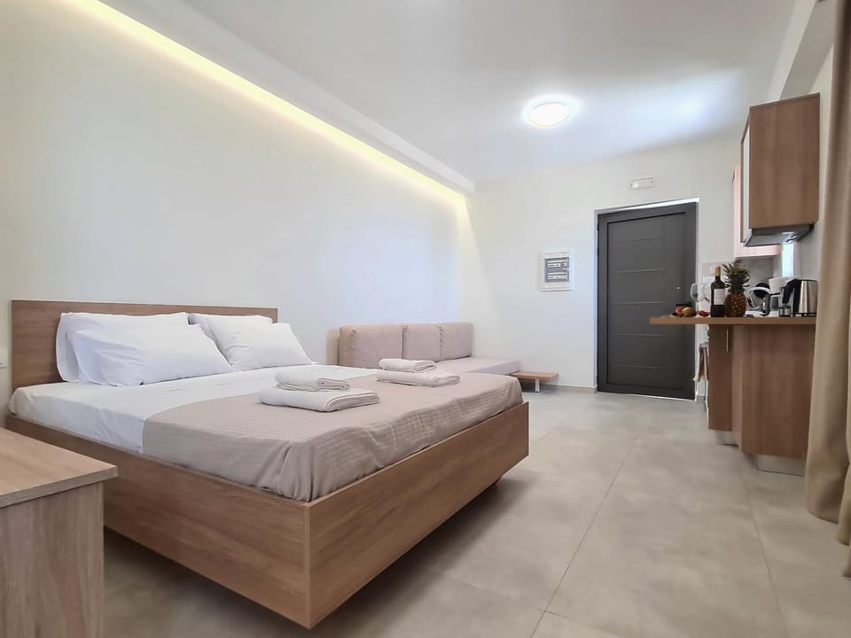 Bed, Coffee/tea facilities, Kitchen or kitchenette, Photo of the whole room, Bedroom, towels