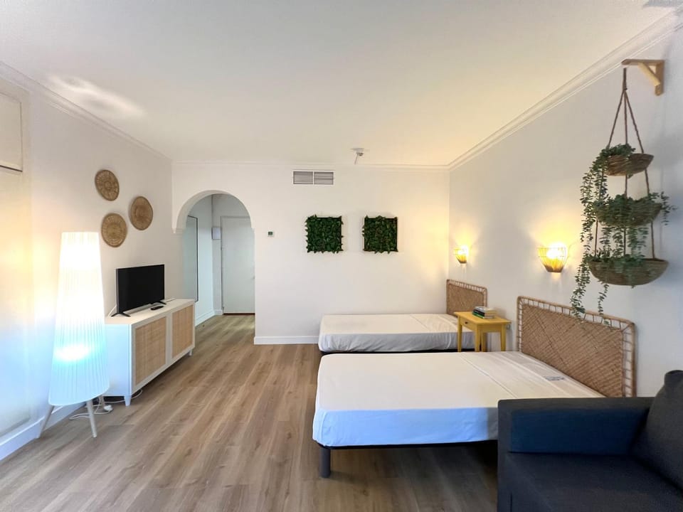 Bed, TV and multimedia, Living room, Photo of the whole room, air conditioner