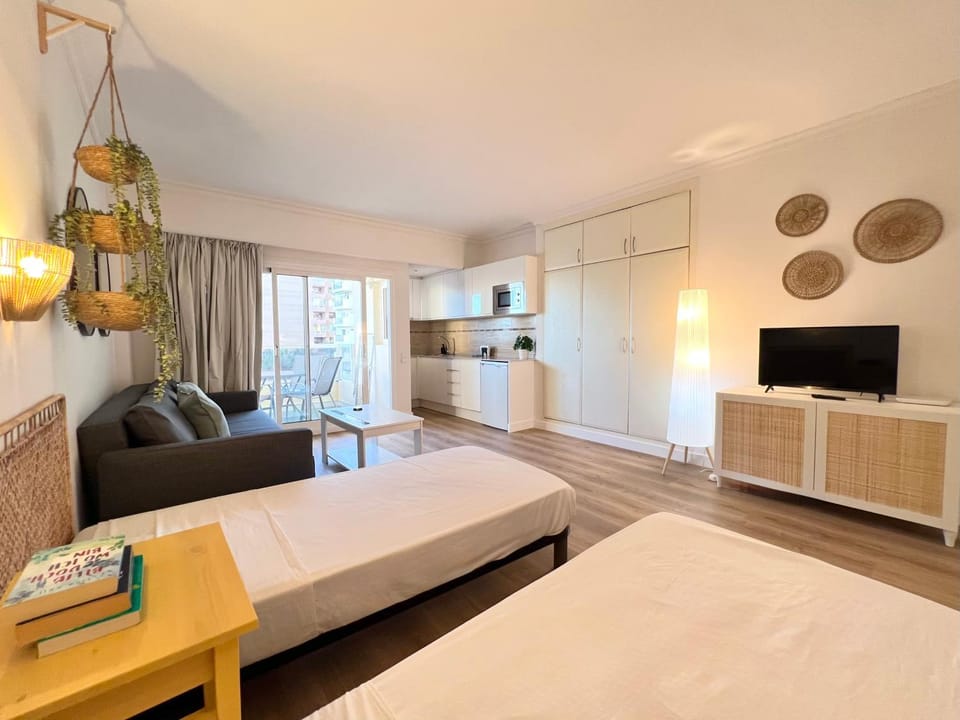 Bed, TV and multimedia, Living room, Photo of the whole room