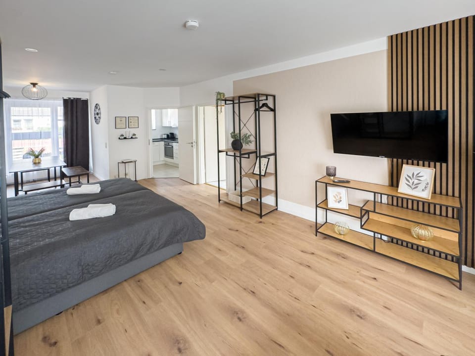 Communal lounge/ TV room, Bed, TV and multimedia, Living room, Photo of the whole room, Seating area, Evening entertainment, Bedroom