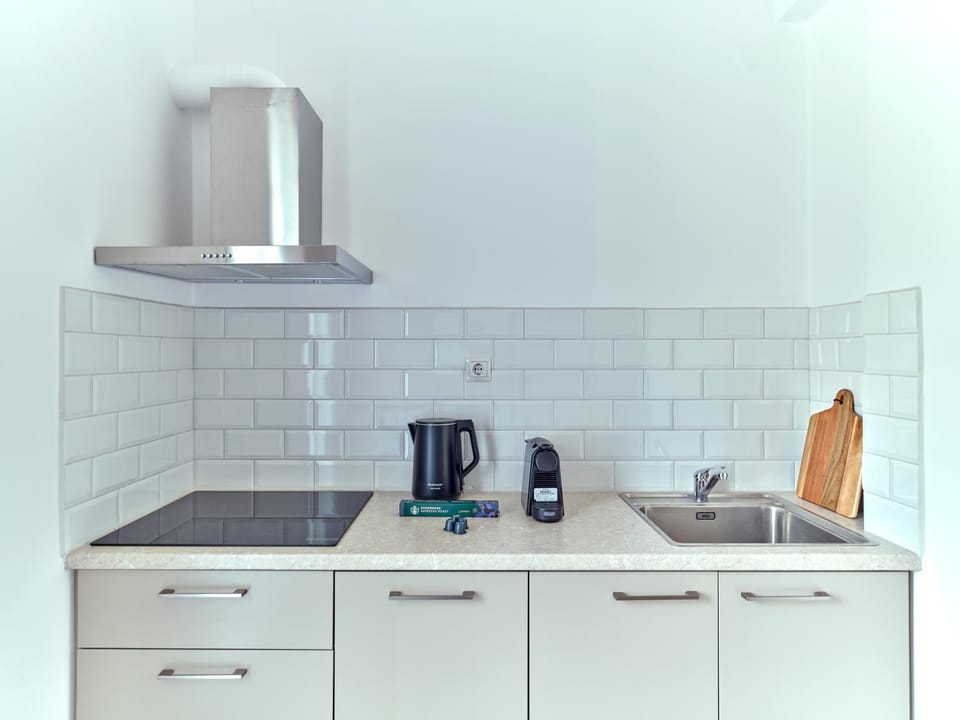 Coffee/tea facilities, Kitchen or kitchenette, dishwasher, stove