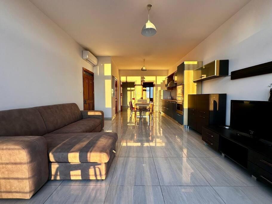 Lovely Penthouse off the Marina Apartment in Malta