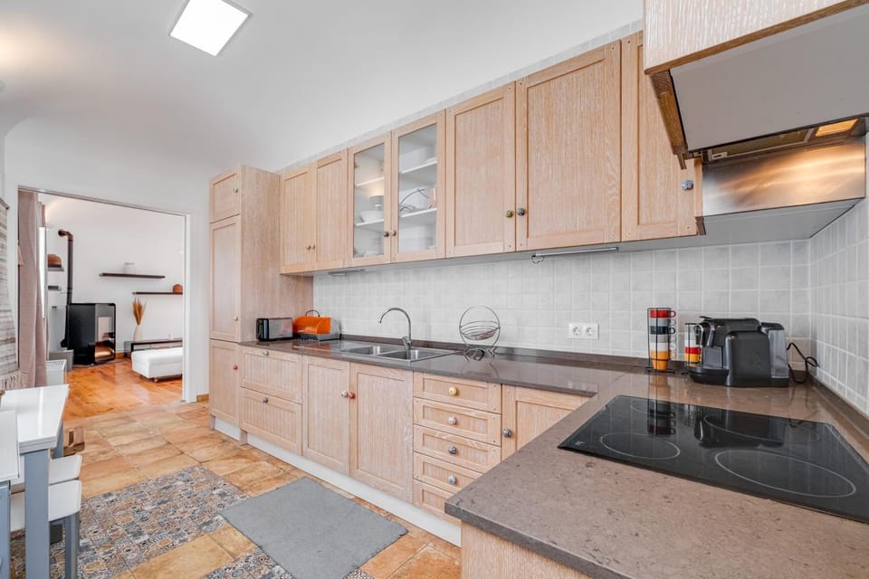 Coffee/tea facilities, Kitchen or kitchenette, dishwasher, oven, stove, toaster