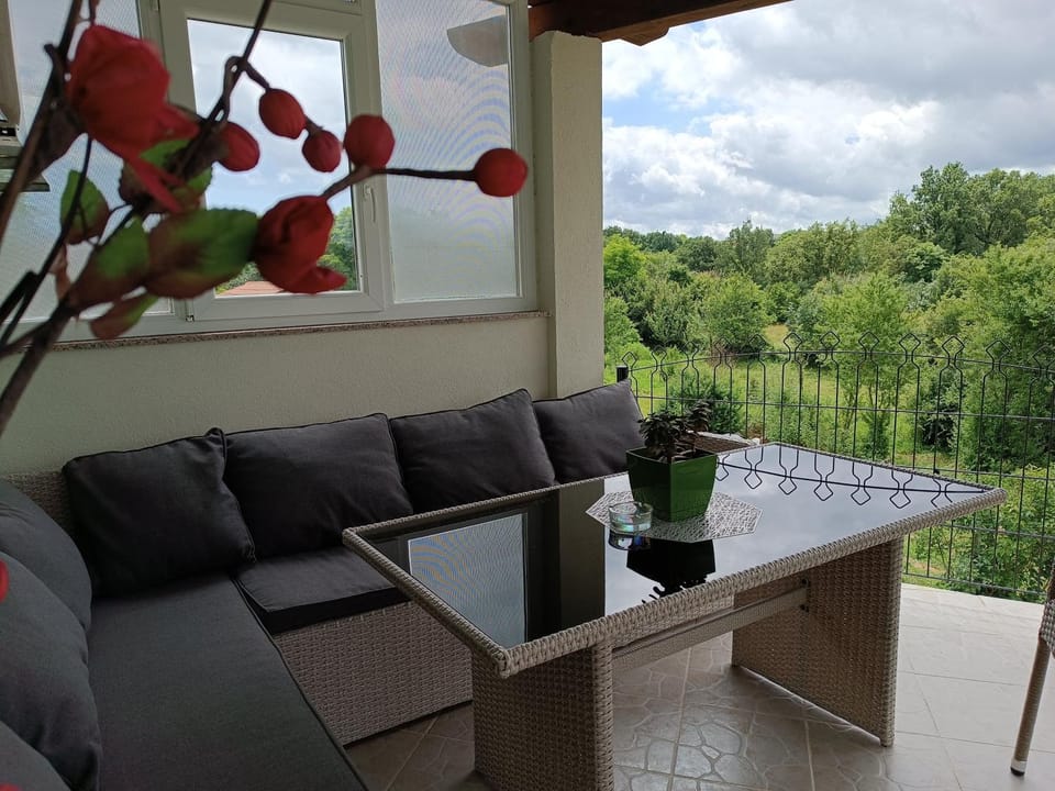 Day, Natural landscape, Balcony/Terrace, Seating area, Garden view