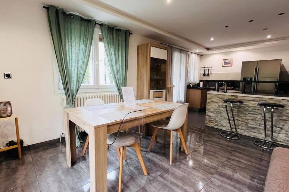 Appartement Proche centre ville avec Parking Gratuit Apartment in Annecy