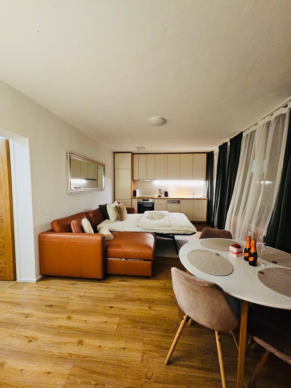 Bed, Living room, Photo of the whole room, Seating area, Dining area