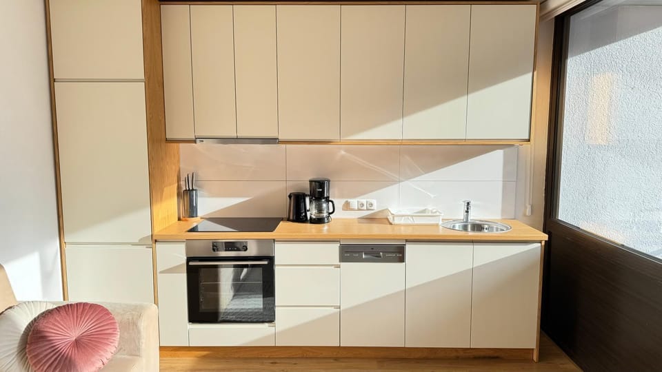 Coffee/tea facilities, Kitchen or kitchenette, dishwasher, oven, stove