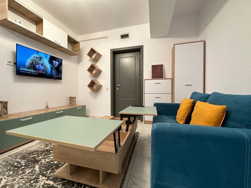 Communal lounge/ TV room, TV and multimedia, Kitchen or kitchenette, Living room, Seating area, Dining area, Evening entertainment, air conditioner