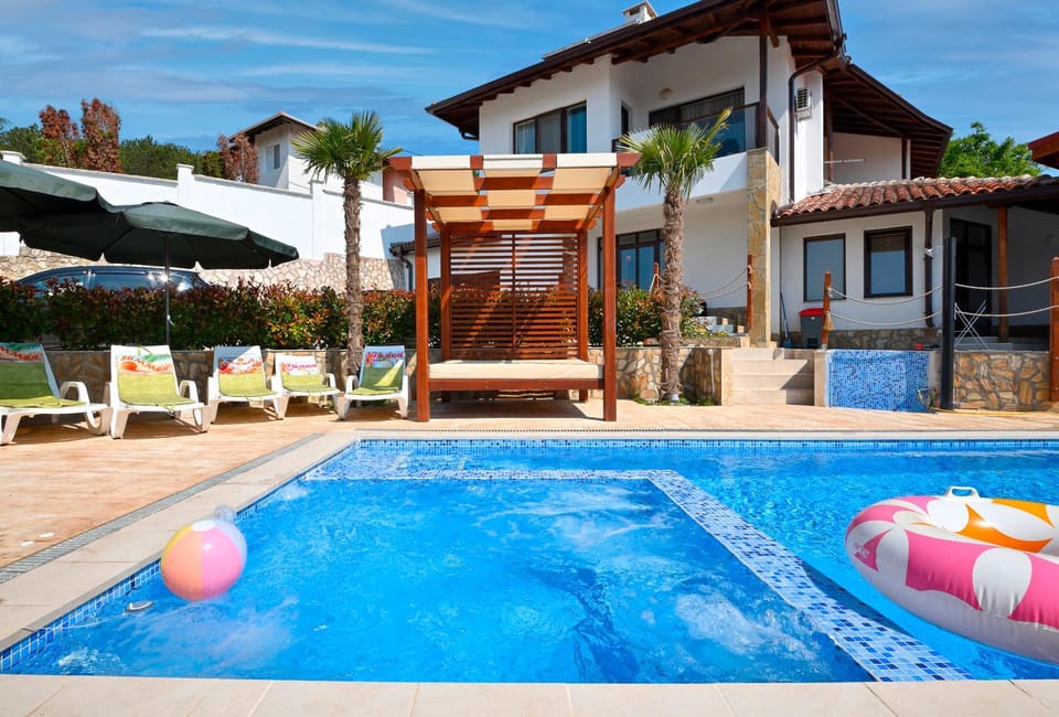 Property building, Swimming pool, sunbed