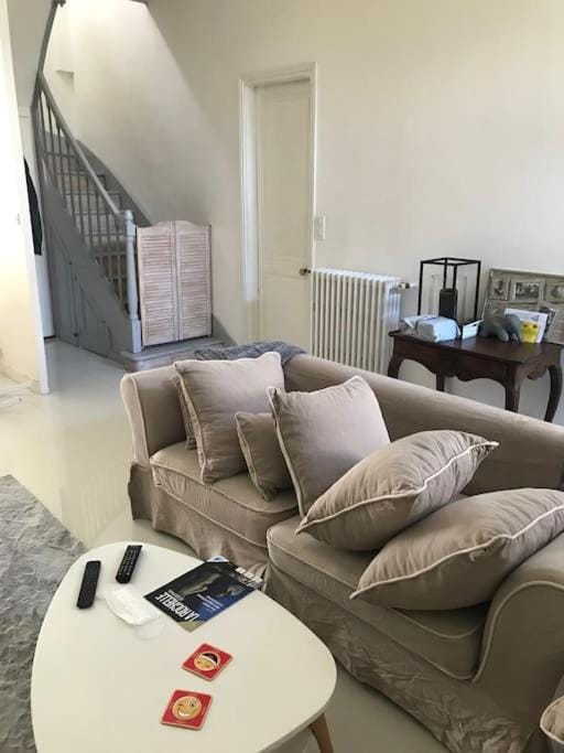 Living room, Seating area, internet