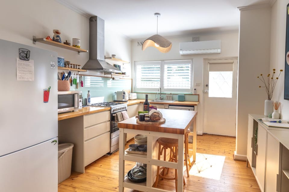 Coffee/tea facilities, Kitchen or kitchenette, Dining area, dishwasher, oven, stove, toaster