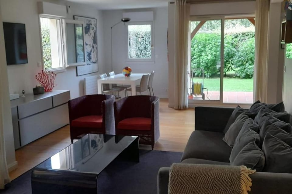 Deauville, Appartement 115 m2 - 3 chambres, en Rez de jardin Apartment in Deauville