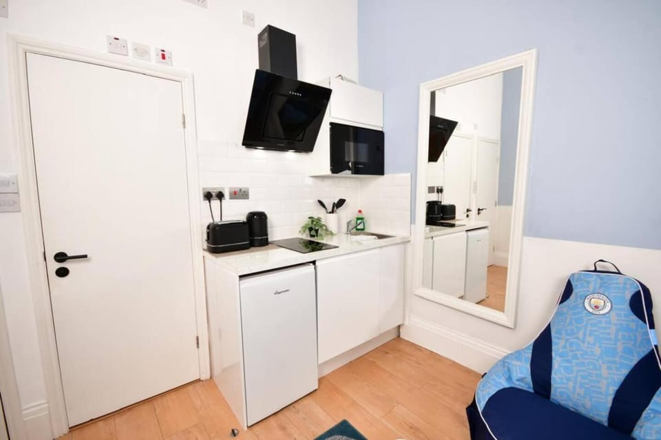 Kitchen or kitchenette, minibar