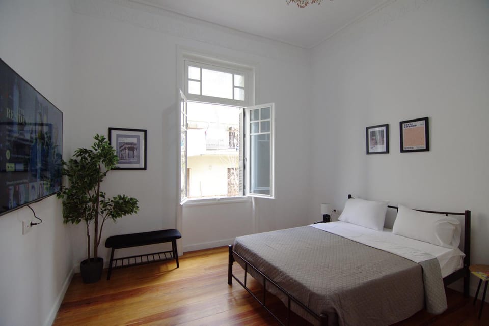 Bed, TV and multimedia, Photo of the whole room, Bedroom