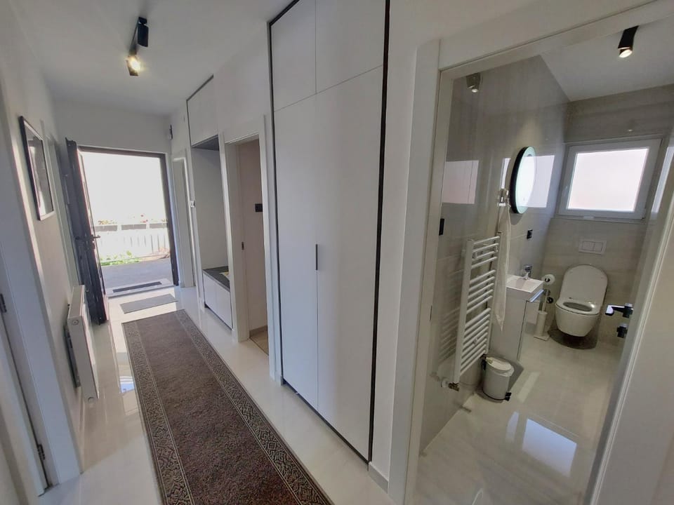 Toilet, Facade/entrance