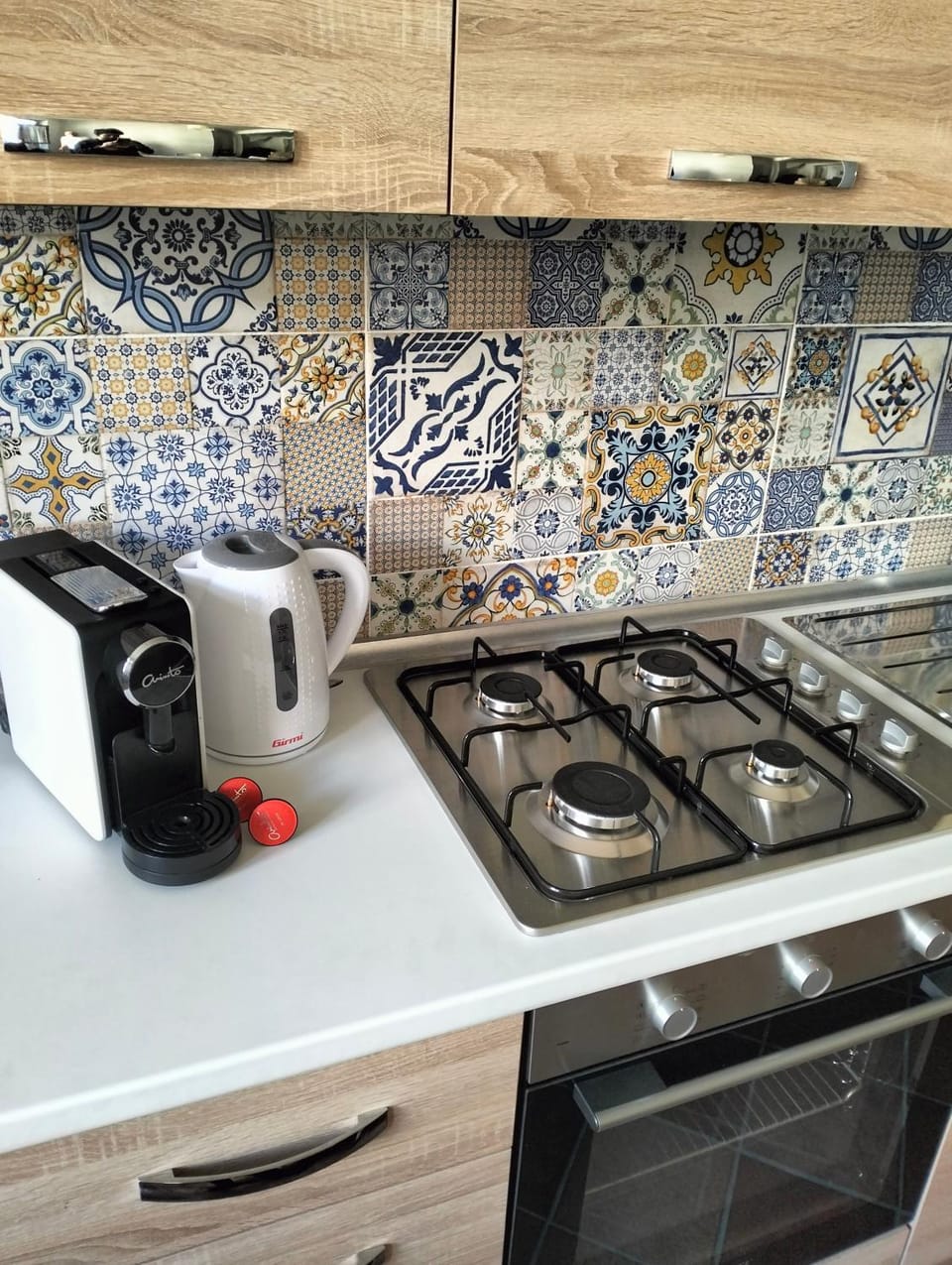 Coffee/tea facilities, Kitchen or kitchenette, stove