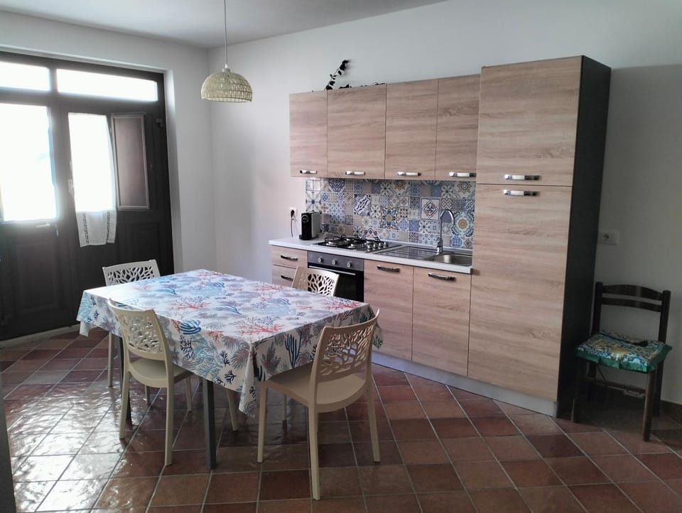 Kitchen or kitchenette, Dining area, oven, pet friendly, stove
