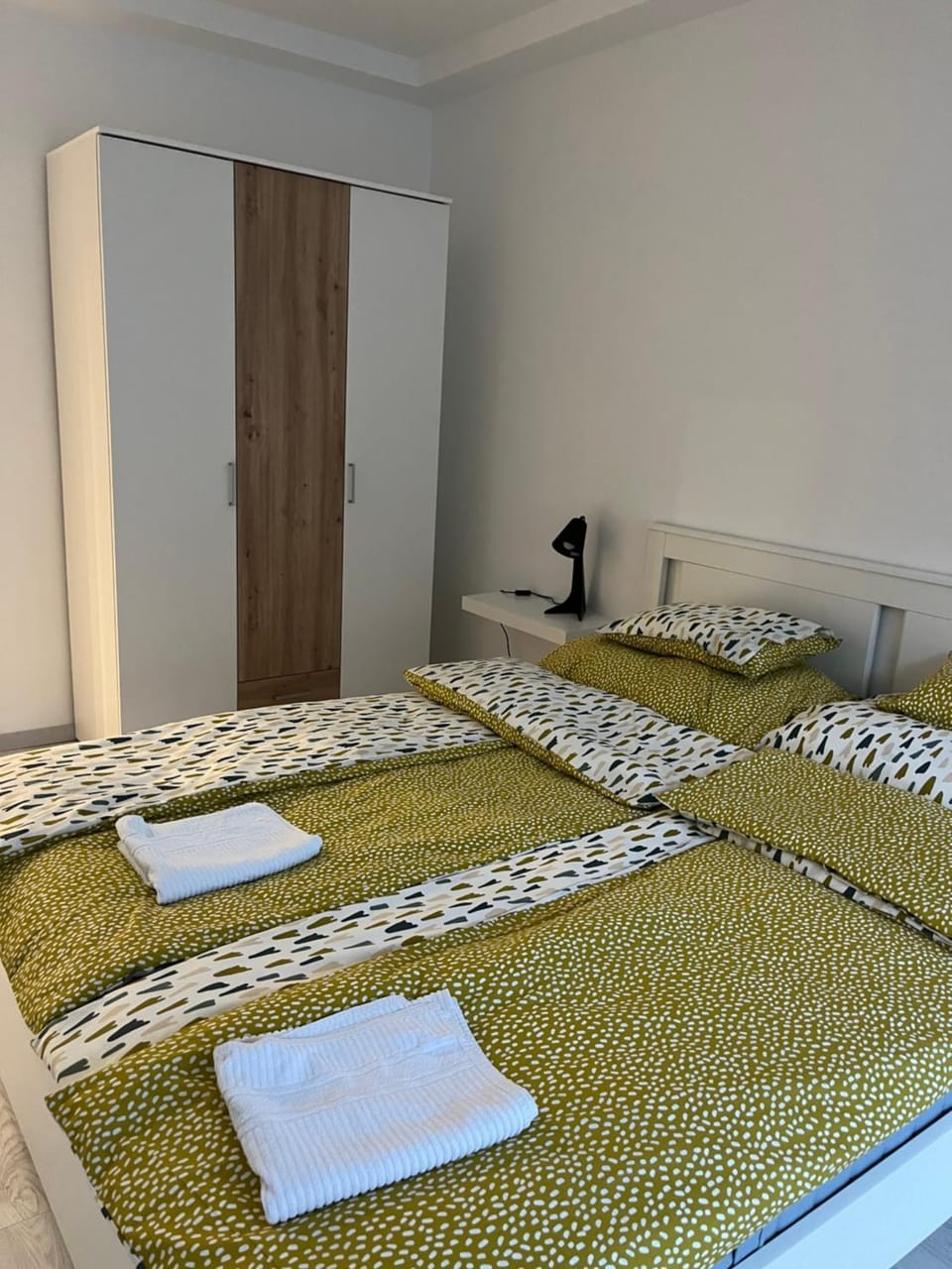 Bed, Photo of the whole room, Bedroom, towels