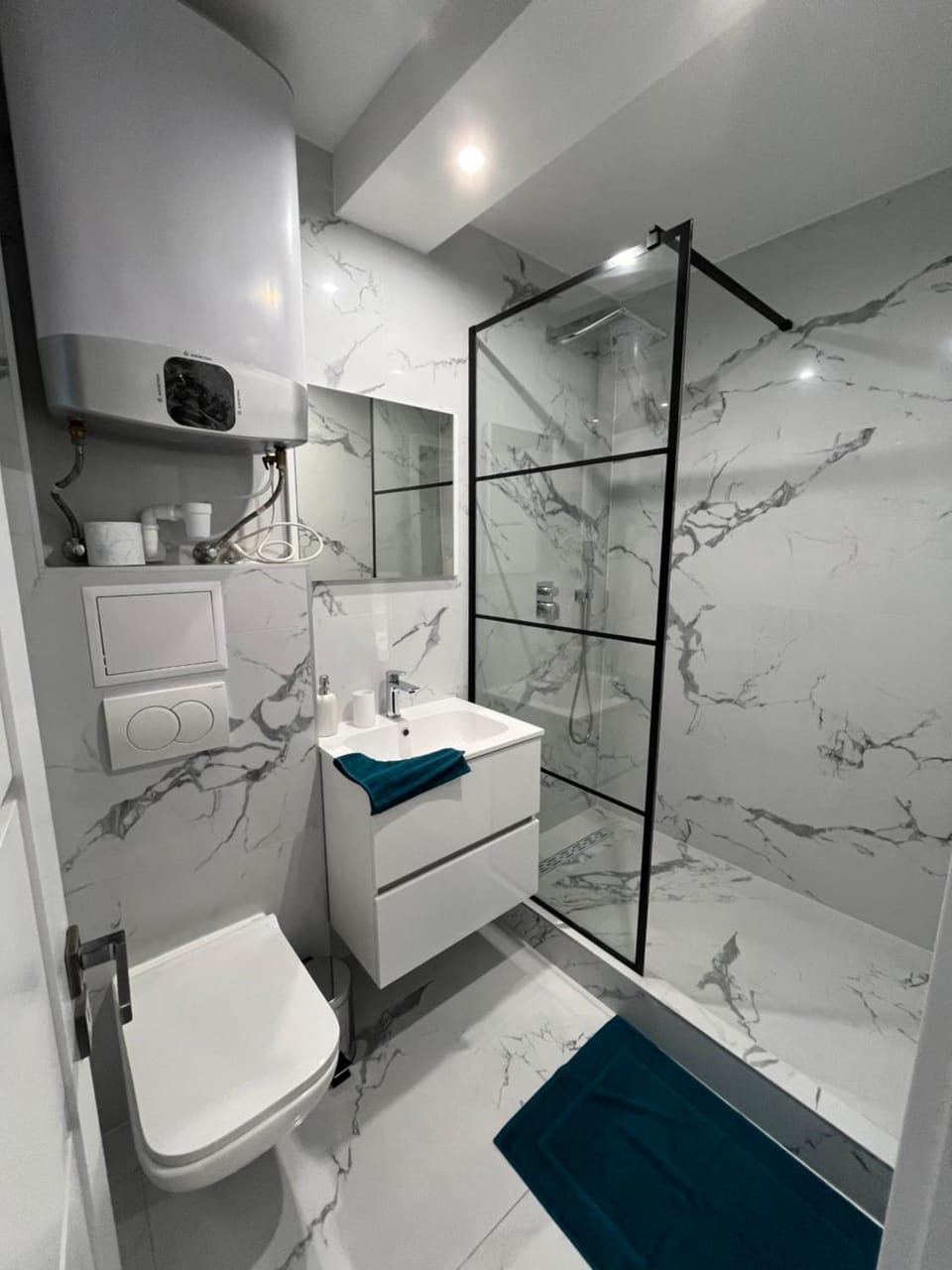 Shower, Toilet, towels