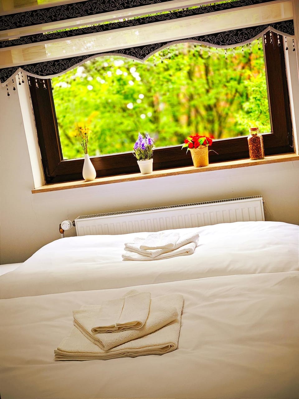 Bed, Bedroom, towels