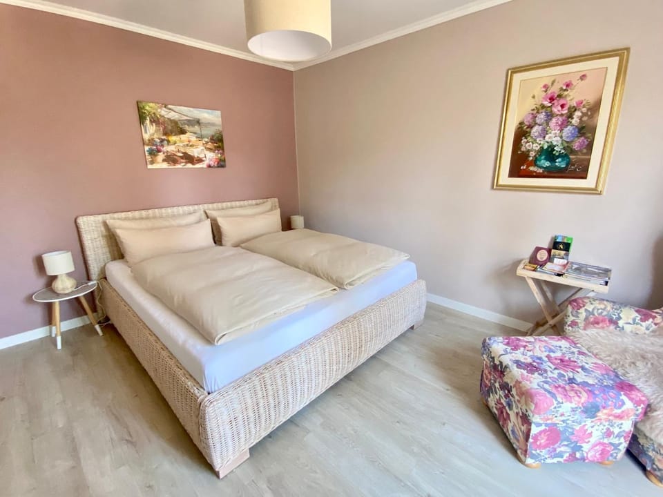 Bed, Photo of the whole room, Seating area, Bedroom