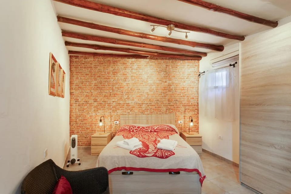 Bed, Photo of the whole room, Bedroom, wardrobe, air conditioner