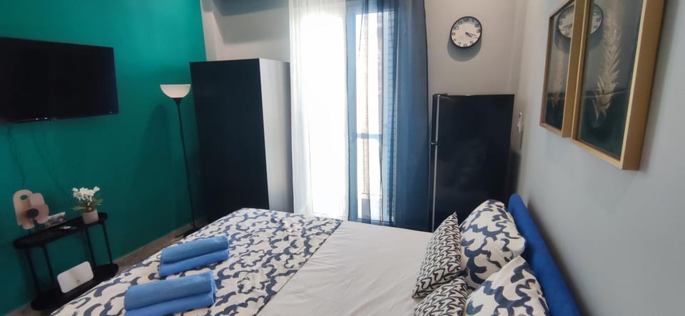 Bed, TV and multimedia, Photo of the whole room, Bedroom