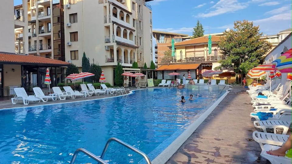 Swimming pool, sunbed