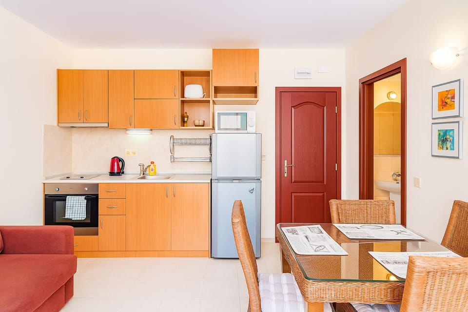 Kitchen or kitchenette, Dining area, pet friendly, stove