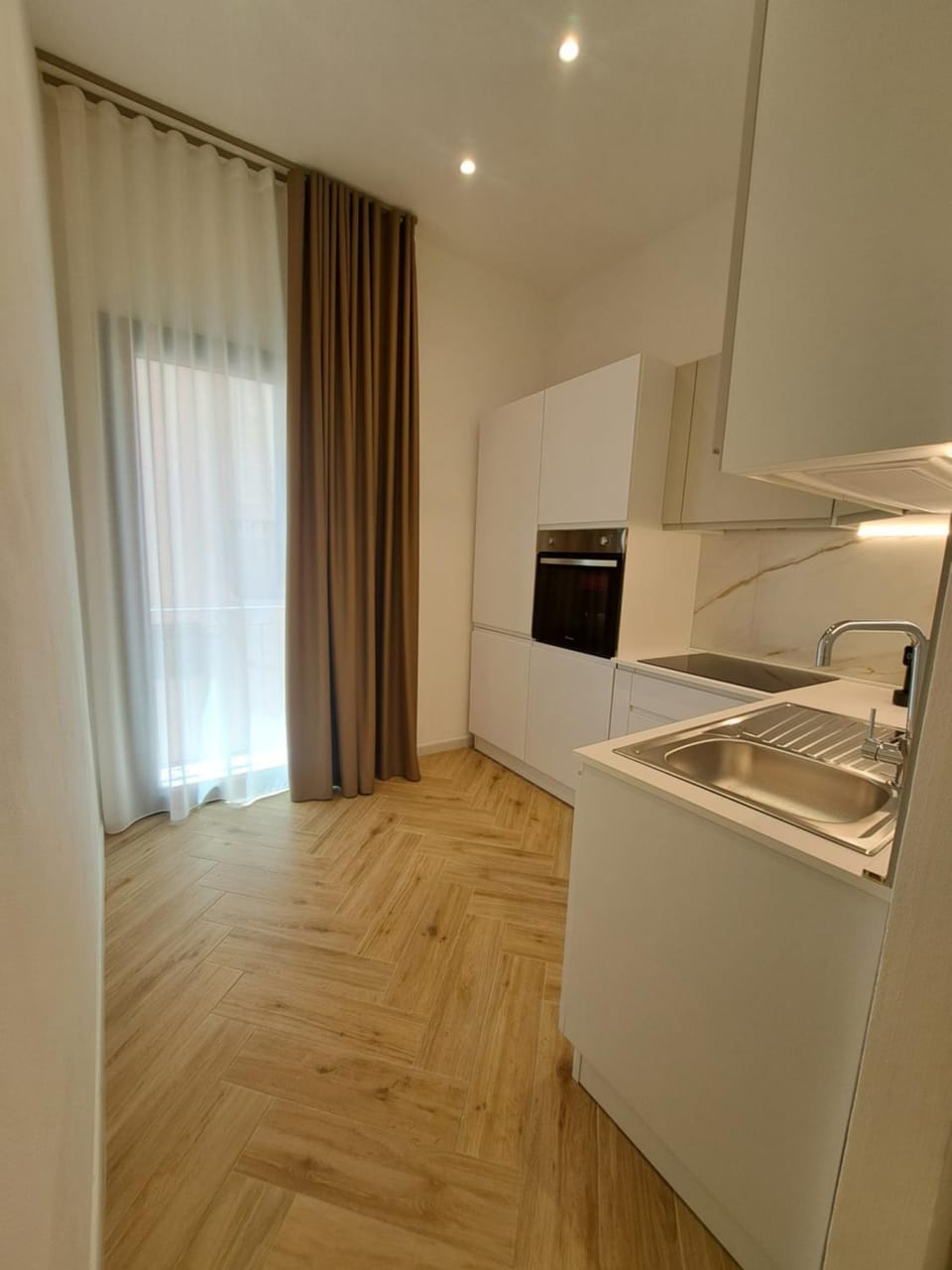 Kitchen or kitchenette, minibar, stove