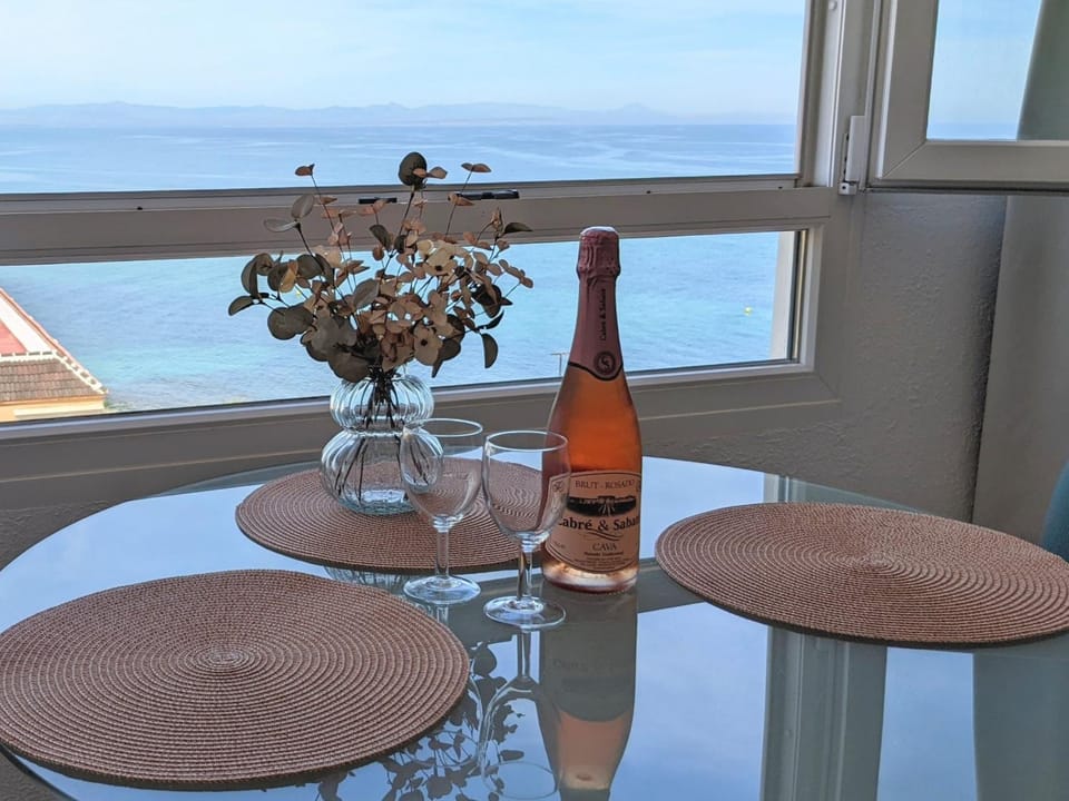 View (from property/room), Dining area, Sea view