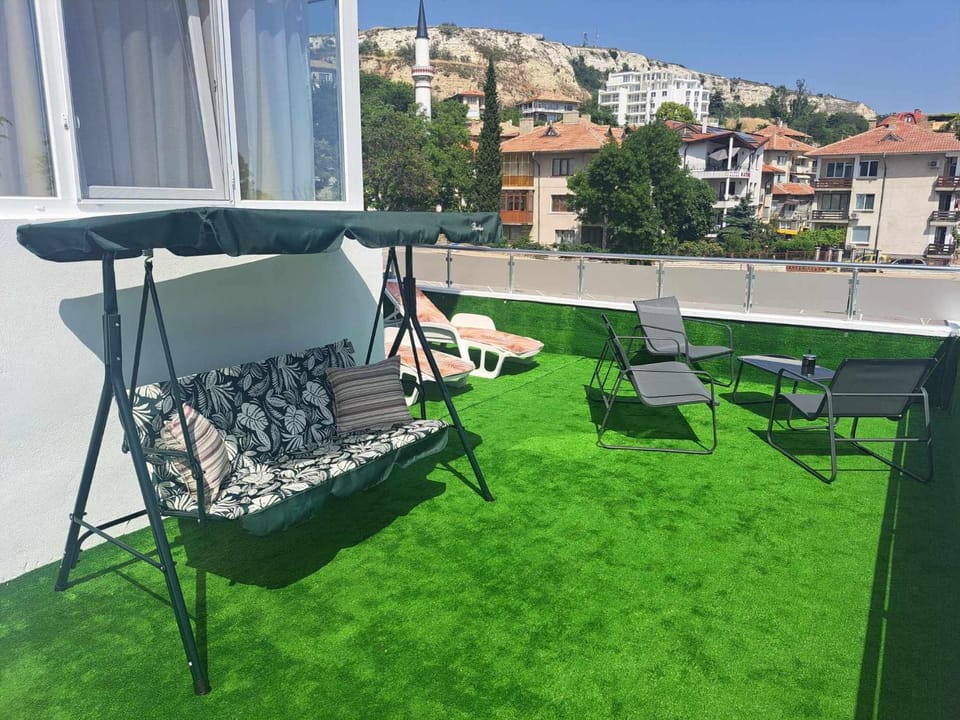 View (from property/room), Balcony/Terrace, sunbed