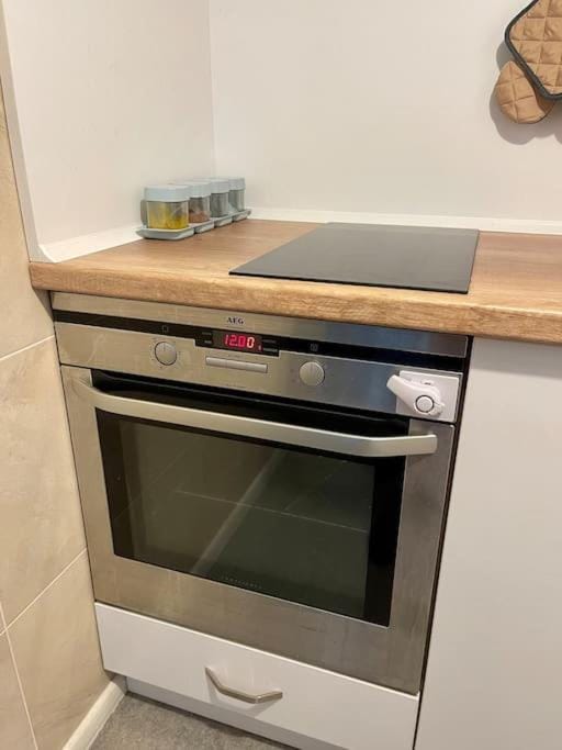 Kitchen or kitchenette, oven