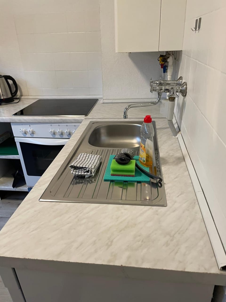 Kitchen or kitchenette, dishwasher, stove